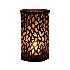 เชิงเทียนทองคำลายดอกไม้และโคมไฟโลหะแบบเจาะรูบนฐานไม้สำหรับตกแต่งบ้าน - Product Image 1