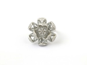 Anillo Floral de Plata de Ley 925 con Incrustaciones de Circonitas, Joyería de Diseño Audaz - Product Image 3