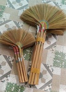 Escoba de Césped Extra Grande con Cerdas Suaves, Mango de Madera, Ecológica, Fácil de Limpiar, Ligera, para Pisos del Hogar y Exteriores - Product Image 3