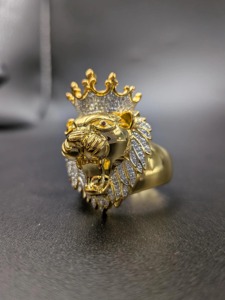 Anillo de boda de moissanita para hombre, de plata 925 chapado en oro de 14K, con diseño de león coronado, estilo hip hop, con diamantes talla redonda. - Product Image 3