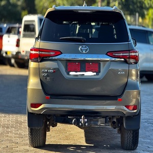 Toyota Fortuner SUV en Excelentes Condiciones para Uso Diario, Automática, Tracción en las Cuatro Ruedas, Neumáticos R19, Asientos de Cuero, Interior Oscuro, Diésel Confiable - Product Image 4