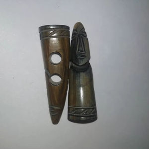 Boutons et fermoirs authentiques faits à la main en corne de buffle naturelle, écologiques, avec motifs croix et fleurs, style moderne - Product Image 1