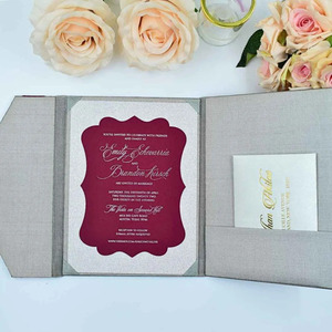 Carpeta de Invitación de Boda de Lujo en Tela Gris Plateado con Lazo de Satén Borgoña, Hebilla de Diamantes de Imitación, Tarjeta Troquelada y Bolsillo - Product Image 2