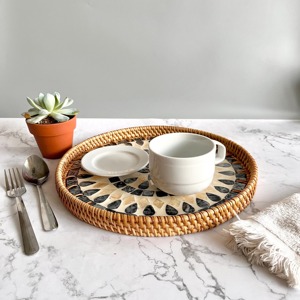 Nouvel arrivage : Plateau de rangement en nacre et rotin pour les collations de mariage, le bureau et la salle de bain – Durable et compatible lave-vaisselle - Product Image 6