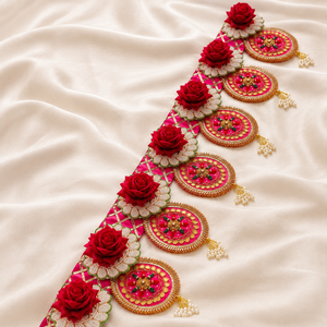 Bandhanwar Toran Hecho a Mano con Rosas Rojas, Adorno para Puerta con Borlas de Perlas Rosadas y Doradas, Decoración Festiva para Bodas y Hogar - Product Image 6