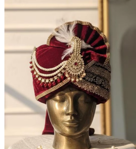 Turban de marié de luxe en velours bordeaux avec broderie dorée et broche en perles, Safa de mariage royal - Product Image 1