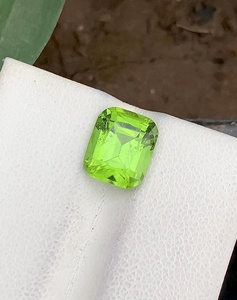 พลอยเพอริดอทดิบสีเขียวธรรมชาติทรงเหลี่ยม สำหรับนักสะสมและทำเครื่องประดับ ขายส่ง ZUBEDA GEMS JEWELLRY 2.00 กะรัต - Product Image 2