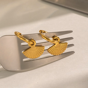 Pendientes antiguos en forma de abanico de acero inoxidable, chapados en oro de 18 quilates, versátiles y resistentes al descolorimiento. - Product Image 5