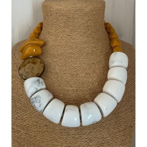 Collier en résine et bois avec cristaux, parfait pour le quotidien et les fêtes, accessoire de mode - Product Image 4