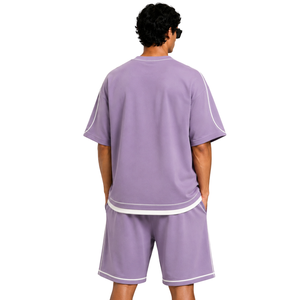 Conjunto de camiseta y pantalones cortos oversize para hombre en color lavanda púrpura con ribetes en contraste blanco, logotipo personalizado, cuello redondo, estilo casual streetwear, venta al por mayor. - Product Image 2