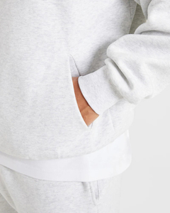 Sudadera con Capucha de Forro Polar para Hombre, Color Gris Claro, Logotipo Personalizado en la Parte Delantera, Suave y Cómoda, Corte Holgado - Product Image 5