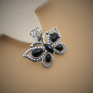 Elegante colgante de mariposa de ónix con detalles plateados - Product Image 4
