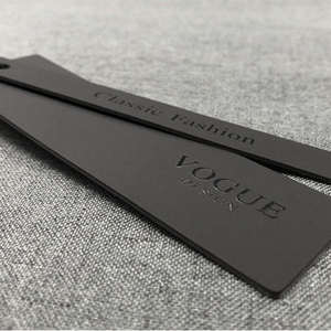 Étiquettes suspendues personnalisées pour vêtements avec logo, étiquettes en papier colorées de forme personnalisée, directement de l'usine pour les marques de vêtements - Product Image 4