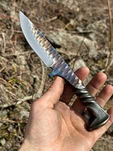 Cuchillo utilitario de acero de Damasco SHARP POINT TRADES con hoja de punta curva, filo recto, mango de madera y funda de cuero vacuno, 6.7 pulgadas de longitud total - Product Image 2
