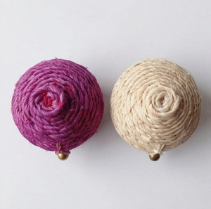 Boule décorative ronde tissée à la main avec clochette, pour la décoration intérieure du salon, couleur violette et naturelle - Product Image 2