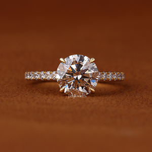 Anillo de Compromiso con Diamante Cultivado en Laboratorio de Corte Redondo de 2.50 Quilates para Mujer, Oro Amarillo de 14K/18K, Anillo de Boda Solitario con Pavé - Product Image 1