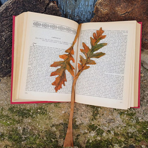 Marcapáginas de lujo hecho a mano con diseño de hoja de arce en cuero, ideal para lectura y coleccionismo, en venta. - Product Image 5