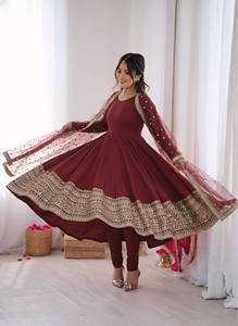 Robe Anarkali en soie romaine de qualité supérieure, coupe évasée de 70 mètres, avec manches longues et bas en crêpe naturel, prête à porter - Product Image 2