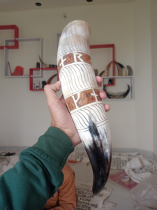 ขาตั้งเหล็กตกแต่งพร้อมเขาควายแท้ 100% สำหรับดื่มเครื่องดื่มแบบยุคกลางแท้ๆ ขณะดื่มมี้ดหรือเบียร์เอล - Product Image 4