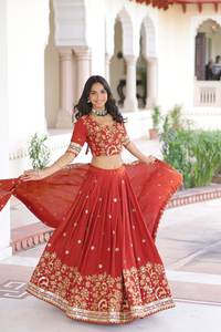 Lehenga spécial mariage en soie Vichitra brodée avec des perles et des fils, avec un chemisier cousu - Product Image 6