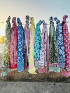 Pareo de algodón con estampado étnico hecho a mano, ligero y suave, perfecto para la piscina, la playa, vacaciones o el verano. - Product Image 2
