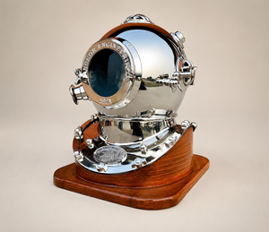 Casco de Buceo Artesanal de Aguas Profundas con Base de Madera, Decoración Náutica Marítima, Réplica de Casco de Buzo Vintage Coleccionable para Mesa - Product Image 1