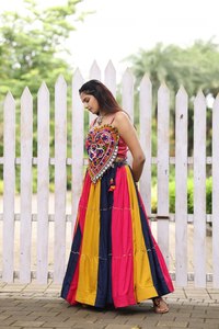 Conjunto de Lehenga Choli Colorido para Navratri, Reversible, Tradicional, Largo hasta el Suelo, Corte Ajustado, para Noches de Dandiya, Fiestas de Diwali y Otras Ocasiones - Product Image 2