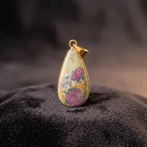 Pendentif en laiton avec rubis naturel et fuchsite, vente en gros, bijoux faits à la main avec pierres précieuses - Product Image 2
