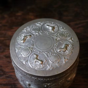 กล่องโลหะตกแต่งพรีเมียมพร้อมลวดลายแกะสลัก - โซลูชันการจัดเก็บที่มีสไตล์สำหรับตกแต่งบ้านตามสั่งโดย Tradebyd - Product Image 1
