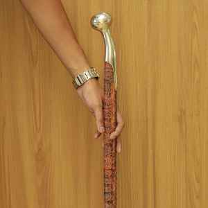 Canne de marche en bois sculptée à la main avec poignée en laiton poli, motif floral nautique, canne de marche en laiton massif pour hommes et femmes - Product Image 5