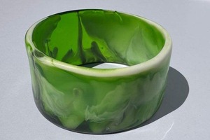 กำไลเรซิ่นทำมือ พิมพ์ลายดิจิทัล สีพื้นเรียบหรู เครื่องประดับแฟชั่นคุณภาพพรีเมียมสำหรับผู้หญิง ขายส่ง คุณภาพส่งออก - Product Image 2