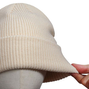Bonnet tricoté sur mesure en gros avec motif torsadé et broderie ton sur ton pour les marques de streetwear américaines, collection hiver - Product Image 6