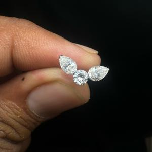 Pendientes de diamante cultivado en laboratorio Florence Pear en oro de 14K, estilo gótico, para tragus, hélix, con base plana, delicados, joyería fina para mujer. - Product Image 5
