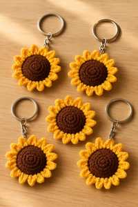 Porte-clés tournesol au crochet, fait main en coton, design personnalisé, respectueux de l'environnement, breloque de voiture et accessoire de sac - Product Image 4