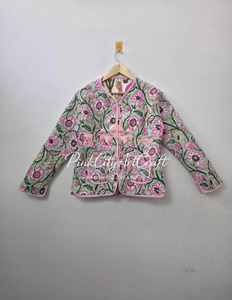 เสื้อแจ็คเก็ตผ้าฝ้ายอินเดียถักมือแบบควิลท์สองด้านสำหรับผู้หญิง ลายดอกไม้ งานปักแบบกันตะ เสื้อโค้ทสำหรับฤดูหนาว สีเขียวอ่อน สไตล์โบฮีเมียน - Product Image 4