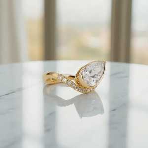 Bague de fiançailles délicate en moissanite taille poire, or jaune 14 carats, sertie clos, bague de mariage incurvée, bijoux, cadeaux pour la Journée de la Femme - Product Image 5