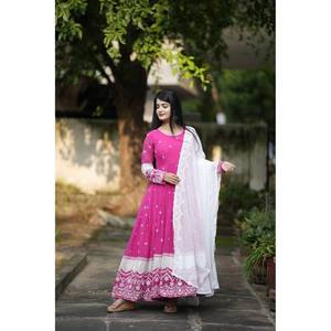 Conjuntos de traje de diseñador para mujer Hermoso vestido de fiesta con Pent y Dupatta - Product Image 1