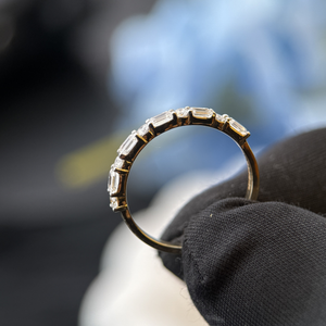 Anillo de Boda de Oro Blanco de 14K con Diamantes Cultivados en Laboratorio de Formas Mixtas, Corte Esmeralda y Diamantes Redondos, Certificado IGI, Apilable, para Aniversario - Product Image 4