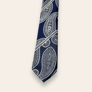 Corbata de Seda Azul Paisley Plateada Benon para Hombre |   Corbata de Diseño de Lujo |   Caja de Regalo para Bodas y Eventos Empresariales, Accesorio de Moda - Product Image 2