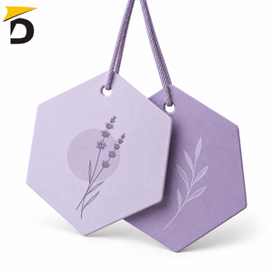 Etiquetas colgantes impresas personalizadas con impresión detallada, material de papel resistente y acabado impecable para prendas, accesorios y artículos de venta al por menor. - Product Image 1