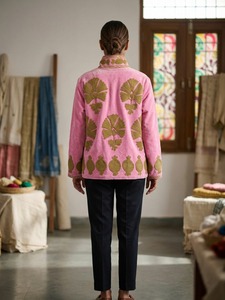 Veste en velours rose brodée pour femmes, motif floral doré, col montant, manches longues, vente en gros - Product Image 2