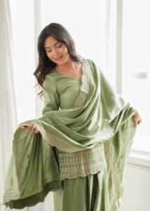 Traje Salwar Verde Satinado Bordado con Cuello en V, Manga Larga, Corte Holgado, Uso Diario Informal, Cintura Elástica, Tejido Transpirable - Product Image 3