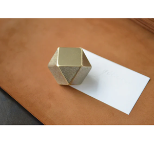 Prensapapeles Decorativo en Forma de Corazón de Latón Chapado en Oro, Accesorio de Escritorio Personalizado para Uso en Mesa - Product Image 2