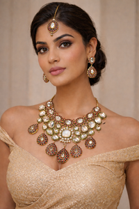 Parure de collier et boucles d'oreilles de mariée Kundan en cuivre plaqué platine, ornée de cristaux et de strass, style luxe et tendance, pour les fêtes de fiançailles traditionnelles indiennes - Product Image 4