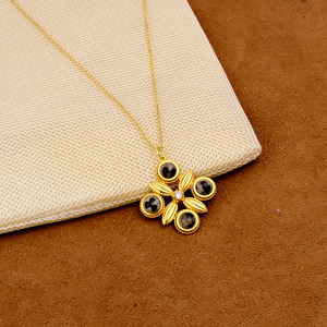 จี้ห้อยคอผู้หญิง El Joyero Vintage ชุบทอง 18K ประดับพลอยแจสเปอร์ลายดัลเมเชียน ดีไซน์รูปใบโคลเวอร์ สไตล์โบฮีเมียน ของขวัญสุดพิเศษ - Product Image 4