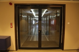 Porte coupe-feu vitrée robuste la plus demandée pour les solutions de sécurité des bureaux commerciaux et des usines, disponible pour la vente en gros - Product Image 2