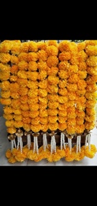 Guirlande décorative de fleurs artificielles de souci jaunes et oranges vives avec élégantes gouttes de perles blanches et perles dorées - Product Image 2