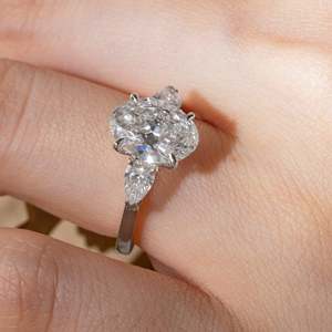 Anillo de Oro Blanco Sólido de 14K con Diamante Cultivado en Laboratorio de Corte Ovalado de 3 Quilates, Certificado por IGI, para Mujer, Lujoso Anillo de Tres Piedras con Diamante Lateral en Forma de Pera - Product Image 1