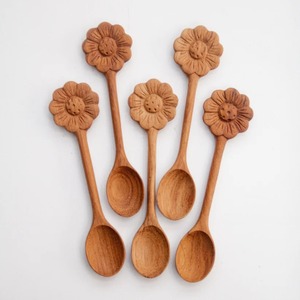 Cuillère de service en bois motif tournesol et marguerite, cuillère en bois avec manche tournesol, cuillère marguerite, logo personnalisé gravé, manche long - Product Image 5
