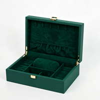 Maßgefertigte Schmuckorganizer-Box in Waldgrün mit 8 Halskettenhaken, Ringrollen, Uhrenkissen und Magnetverschluss - Aufbewahrungs- und Präsentationsbox